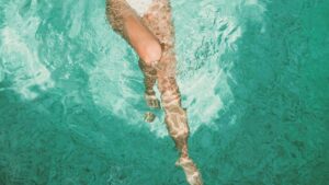 Femme dans une piscine naturelle