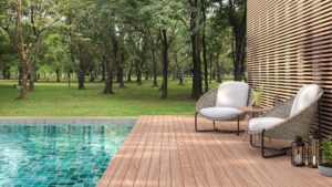 Piscine au bord d'une terrasse d'une villa