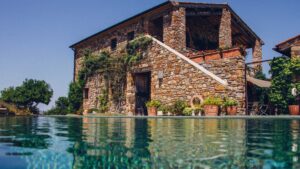 Villa provinciale en pierre avec une piscine