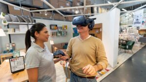 Homme qui fait une visite virtuelle avec un casque vr