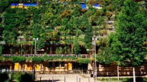 Immeuble avec des plantes sur la façade