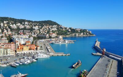 Les quartiers exclusifs de Nice avec leur vue imprenable sur la ville et la mer.