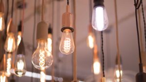 Ampoules suspendues au plafond