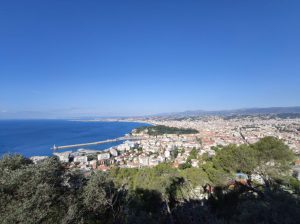 Vue sur Nice et la mer qu'elle surplombe