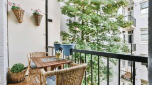 Terrasse avec une petite table