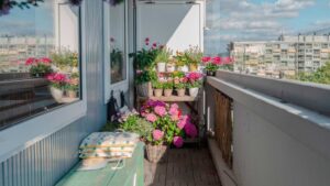 Petite terrasse avec des fleurs