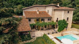 Villa en pierre avec une piscine