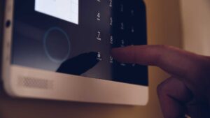 Homme qui met son code pour déverrouiller son système d'arlame